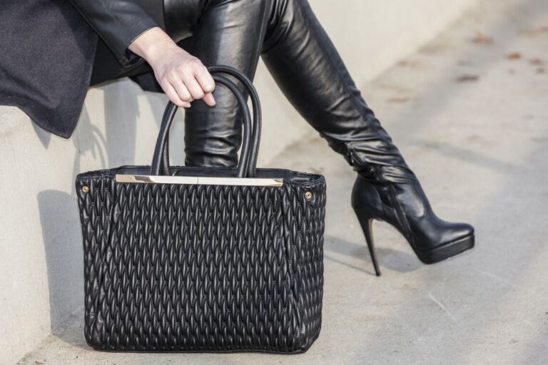 Schwarze Designer-Handtasche als Investment fürs Leben?