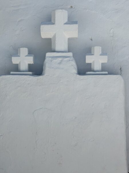Altar mit drei Kreuzen als Zeichen für Abschied