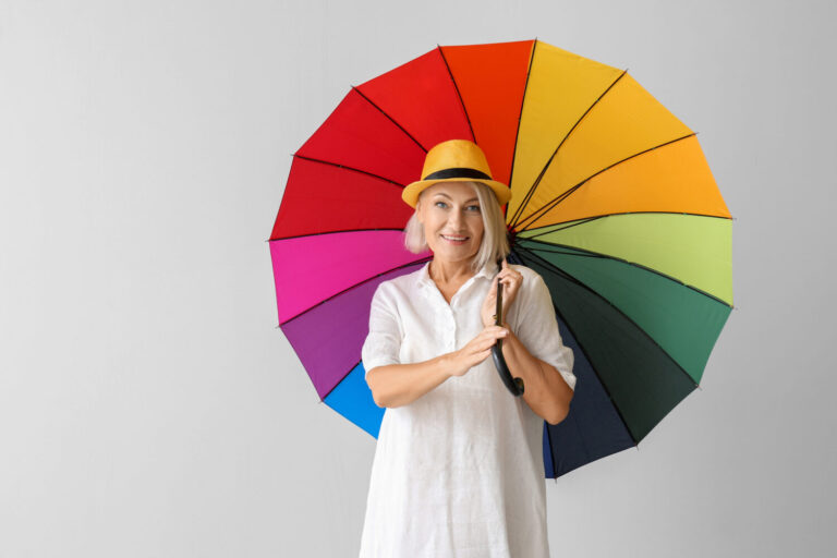 lieblingsfarben-frau-im-mittleren-alter-mit-buntem-regenschirm