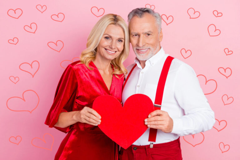 Verliebtes reifes Paar mit Herz -Liebe mit 50plus