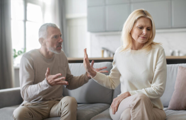 wie-sich-die-liebe-mit-50plus-veraendert-streitendes-reifes-paar