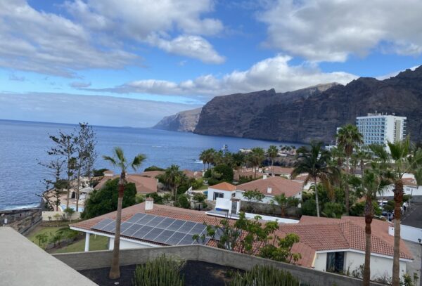 Blick auf Los Gigantes, dem beeindruckenden Felsmassiv auf Teneriffa - Insel des ewigen Frühlings