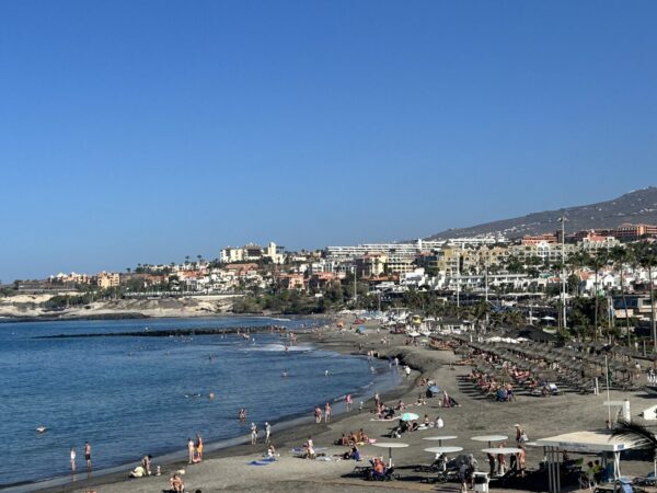teneriffa-mit-50plus-natur-und-erholung-auf-der-insel-des-ewigen-fruehlings-blick-auf-die-costa-adeje
