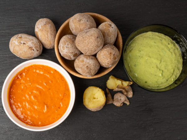 "Papas arrugadas con mojo" - kanarische Runzel-Kartoffeln, die Spezialität auf Teneriffa, Insel des ewigen Frühlings.