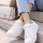 Weiße Sneakers sind ein Must-Have