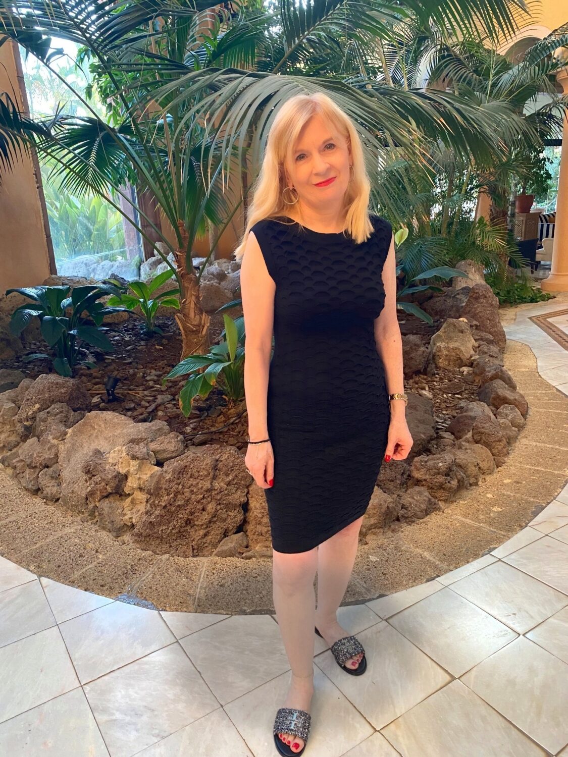 Teneriffa mit 50plus - Autorin von Lifestylegebiet-50plus vor einer Palme 