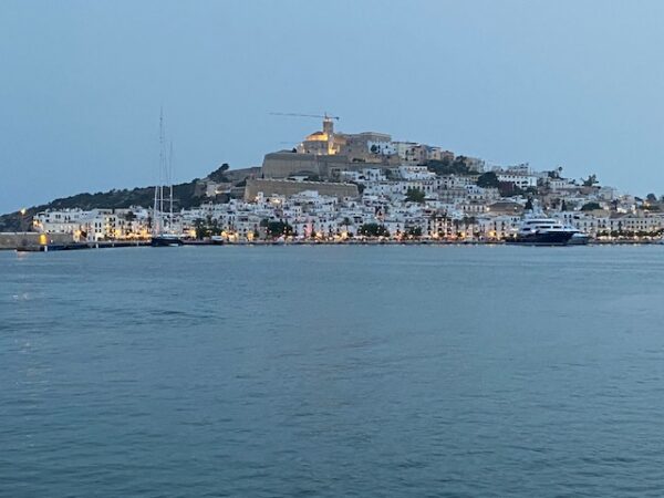 Ibiza ab 50 - Blick von der Marina auf Dalt Vila in der Abenddämmerung.